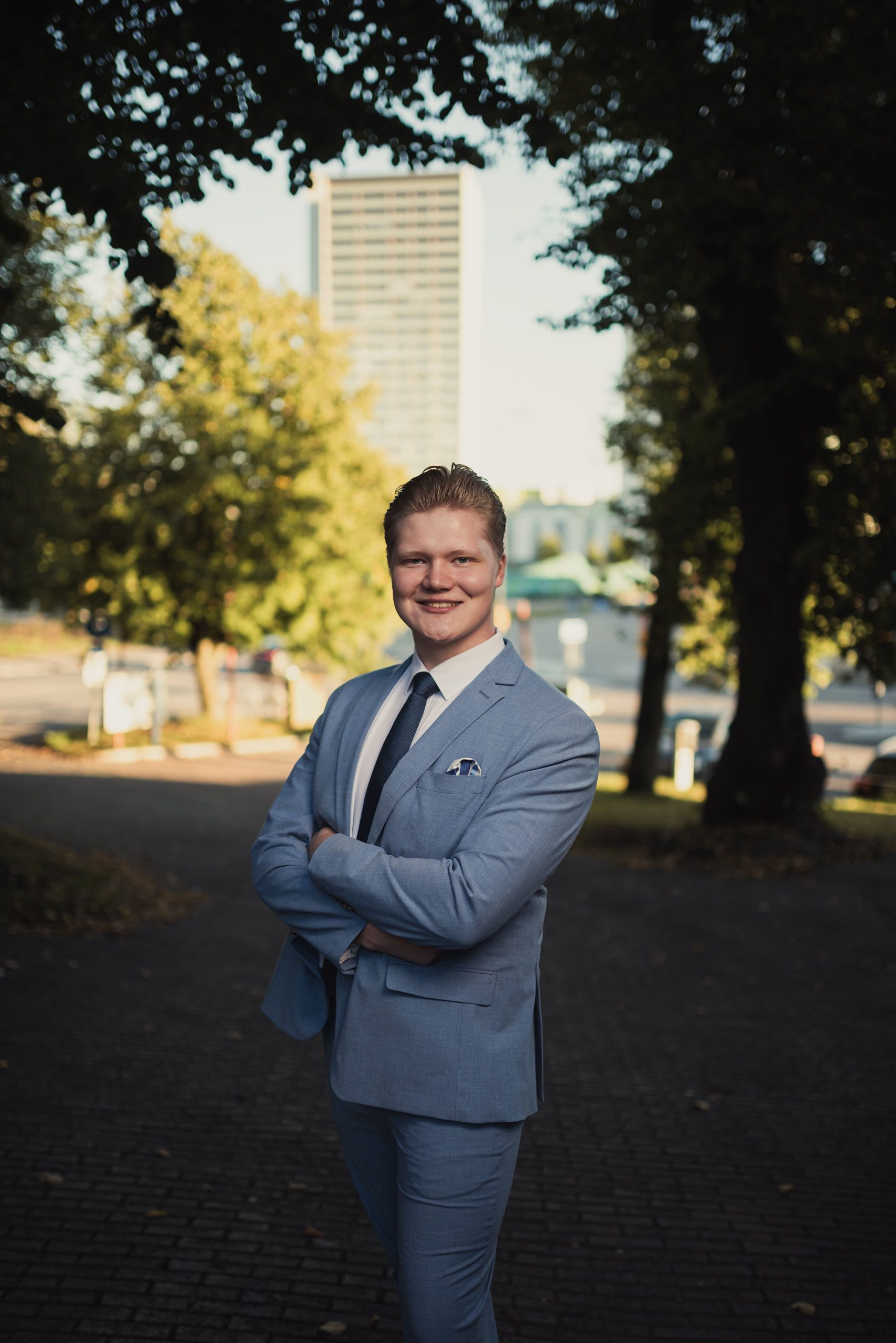 Martti Paldanius sinisessä puvussa puistossa